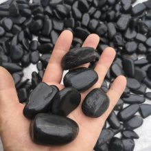 黑色養(yǎng)魚池雨花石選購指南 揭秘靈壽永順礦產(chǎn)的瀝青黑色俏石
